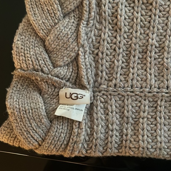 UGG Circular Scarf - Picture 3 of 4